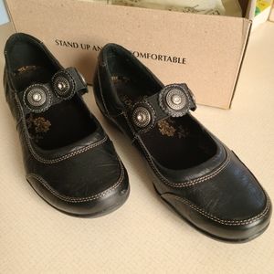 Mary Jewel black leather shoe by Taos Footwear. Like new condition, size 8.